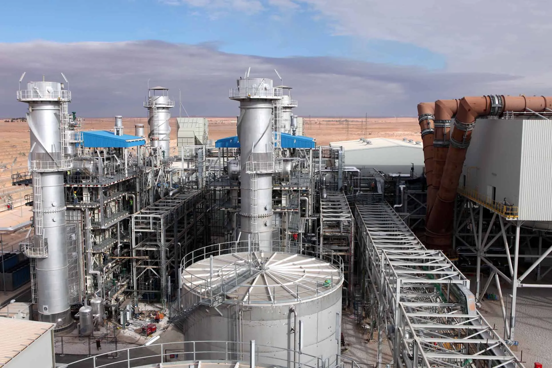 Hybrid power plant in Laghouat Province: towers, piping and process units in the desert